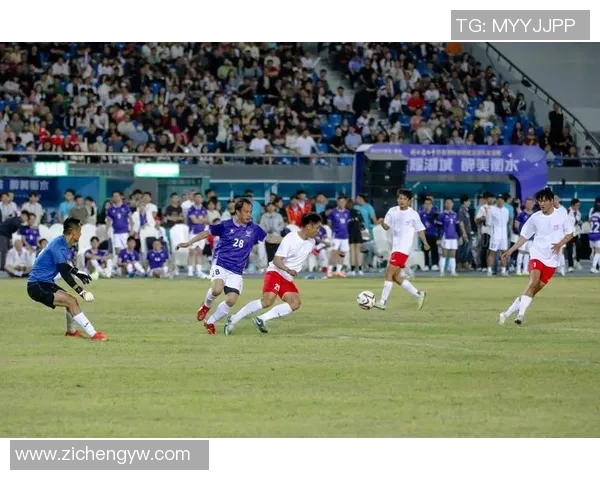 足球巨星与大陆娱乐明星亲密合影展现跨界友谊与合作魅力